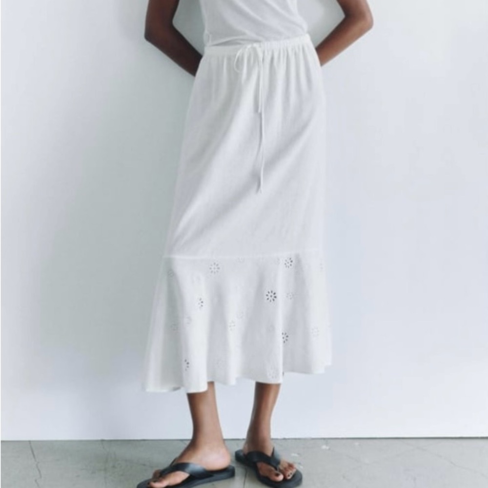 Zara Collection cream linen skirt with embroidered bottom. NWT!